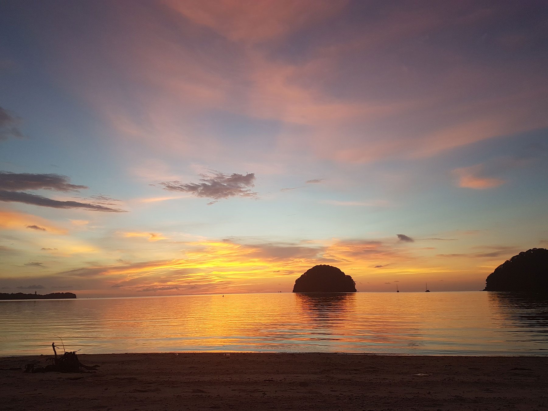 school_expedition_borneo_climate_mantanani_sunset